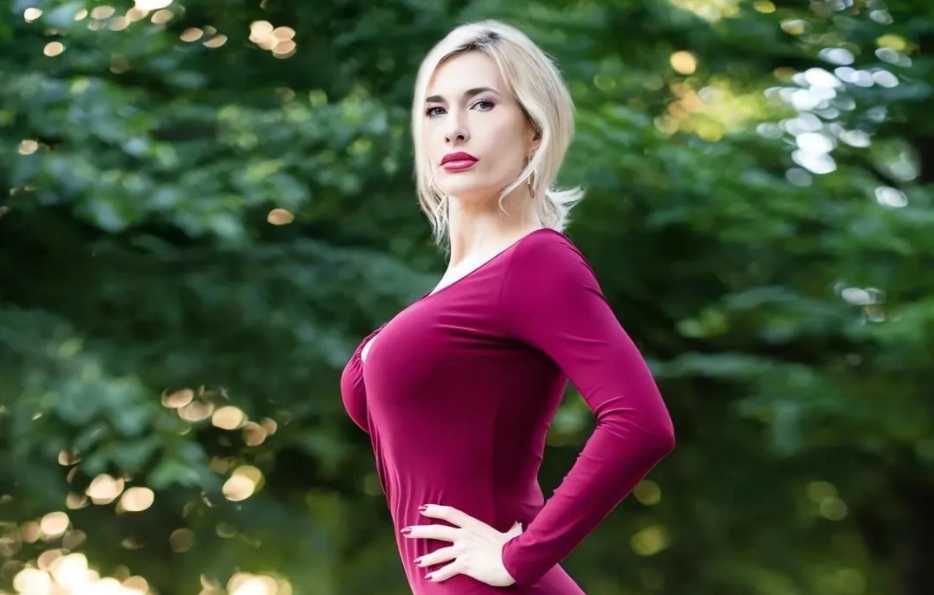 Stunning Shots of an Amateur Model: A Glimpse into Her World 130